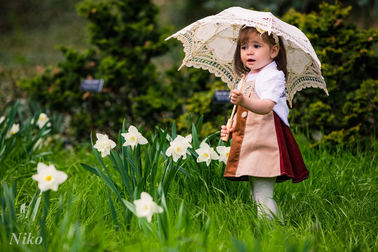 Bildergebnis für a little sweet girl with an umbrella